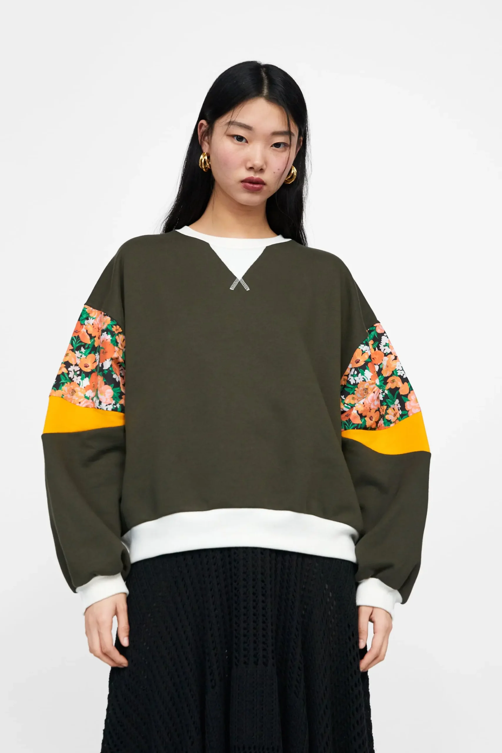FLORAL CONTRAST SWEATSHIRT DESIGN ZARA COLLECTION 2023 Itsasne.com 3 scaled